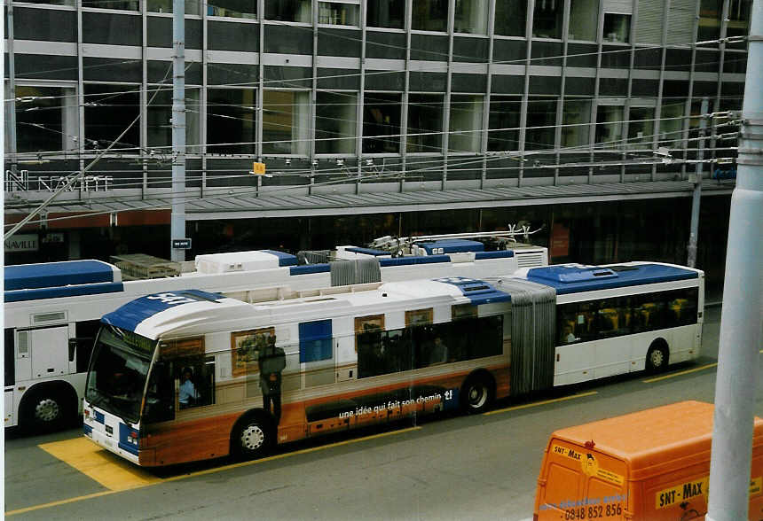 (069'105) - TL Lausanne - Nr. 547/VD 1511 - Van Hool am 8. Juli 2004 in Lausanne, Place Riponne