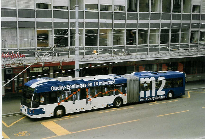 (069'123) - TL Lausanne - Nr. 555/VD 1656 - Van Hool am 8. Juli 2004 in Lausanne, Place Riponne