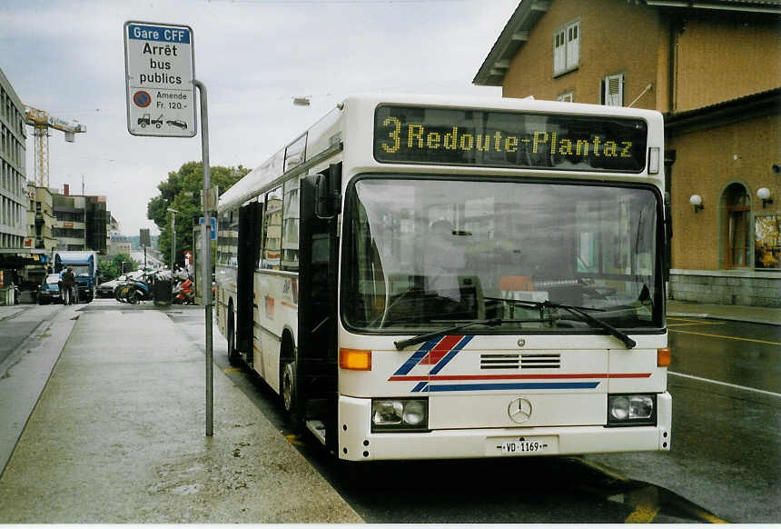 (069'202) - TPN Nyon - VD 1169 - Mercedes am 8. Juli 2004 beim Bahnhof Nyon