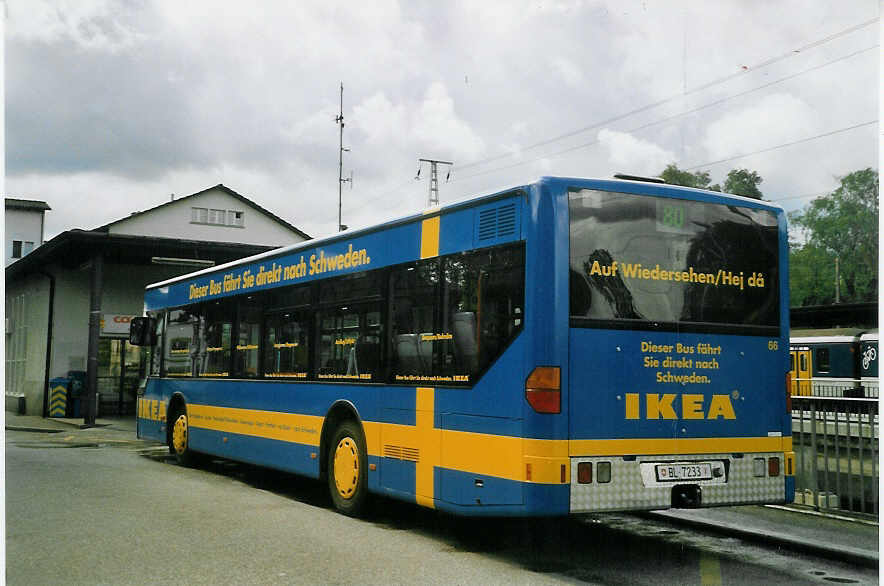 (069'220) - AAGL Liestal - Nr. 66/BL 7233 - Mercedes am 10. Juli 2004 beim Bahnhof Liestal