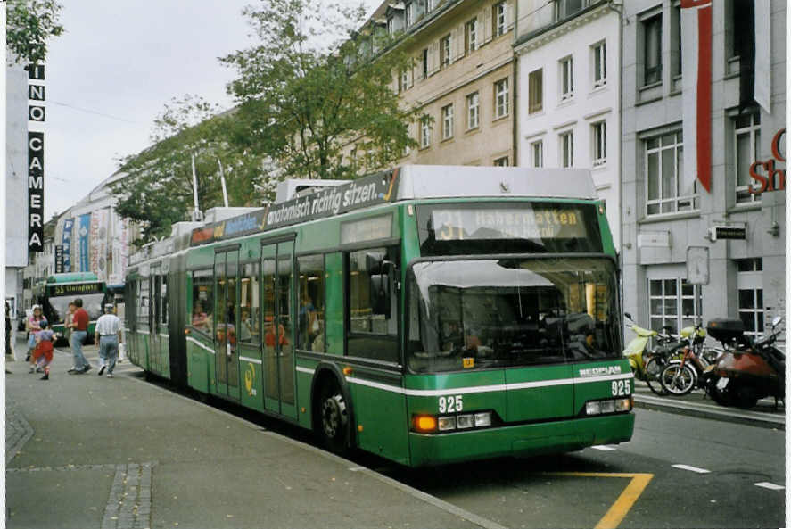 (069'633) - BVB Basel - Nr. 925 - Neoplan Gelenktrolleybus am 24. Juli 2004 in Basel, Claraplatz