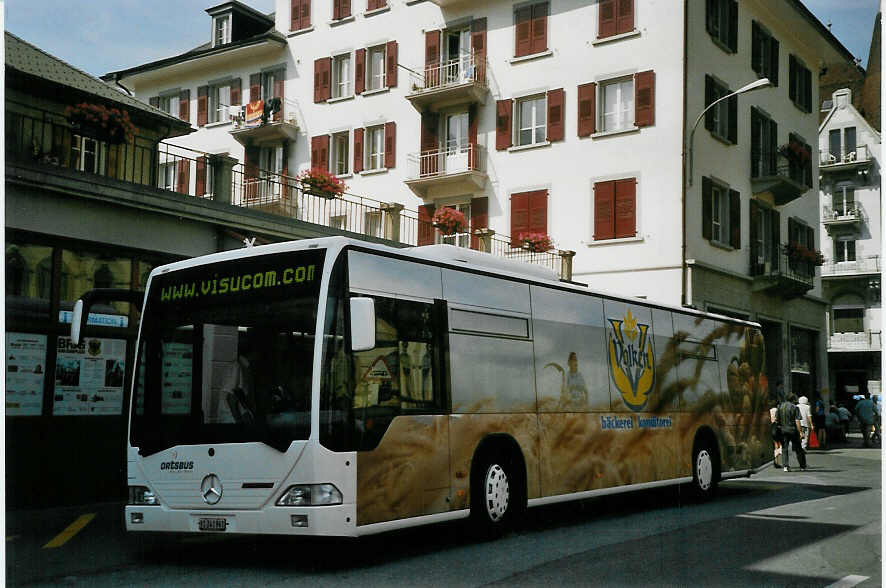 (069'808) - PostAuto Oberwallis - VS 241'961 - Mercedes am 31. Juli 2004 beim Bahnhof Brig