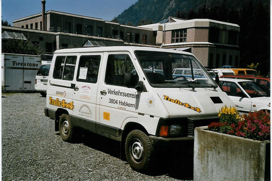 (069'828) - Verkehrsverein, Habkern - BE 261'690 - Renault am 1. August 2004 in Interlaken