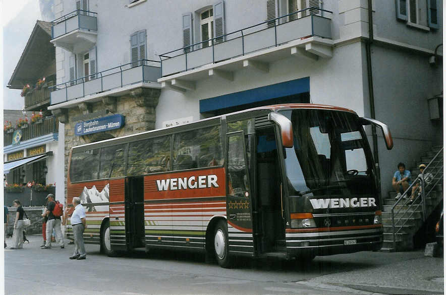 (069'835) - Wenger, Interlaken - Nr. 4/BE 206'047 - Setra am 1. August 2004 beim Bahnhof Lauterbrunnen