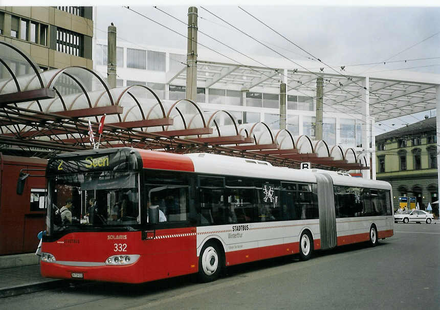 (070'015) - SW Winterthur - Nr. 332/ZH 719'332 - Solaris am 21. August 2004 beim Hauptbahnhof Winterthur