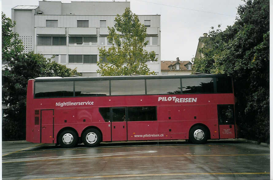 (070'114) - Pilot-Reisen, Weggis - LU 180'024 - Van Hool am 21. August 2004 in Zrich, Sihlquai