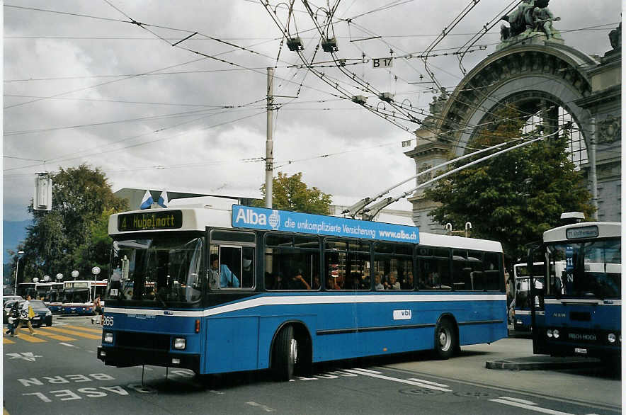 (070'224) - VBL Luzern - Nr. 265 - NAW/R&J-Hess Trolleybus am 21. August 2004 beim Bahnhof Luzern