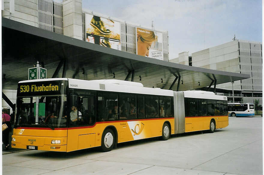 (070'801) - PostAuto Zrich - Nr. 26/ZH 587'799 - MAN am 11. September 2004 in Zrich, Flughafen