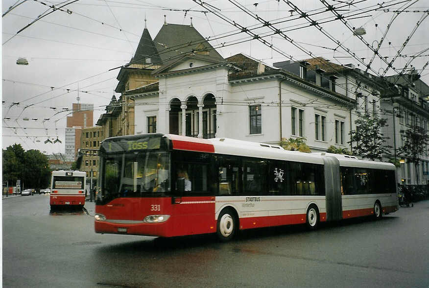 (071'033) - SW Winterthur - Nr. 331/ZH 719'331 - Solaris am 15. September 2004 beim Hauptbahnhof Winterthur