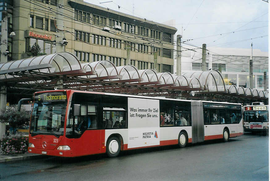 (071'108) - SW Winterthur - Nr. 323/ZH 687'323 - Mercedes am 15. September 2004 beim Hauptbahnhof Winterthur