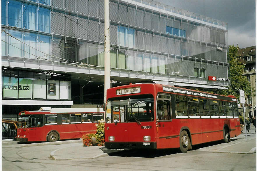 (071'213) - Bernmobil, Bern - Nr. 103/BE 500'103 - Volvo/R&J am 24. September 2004 beim Bahnhof Bern