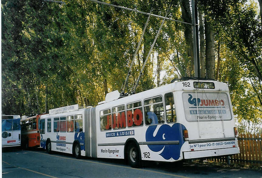 (071'325) - TN Neuchtel - Nr. 162 - FBW/Hess Gelenktrolleybus am 3. Oktober 2004 in Neuchtel, Dpt