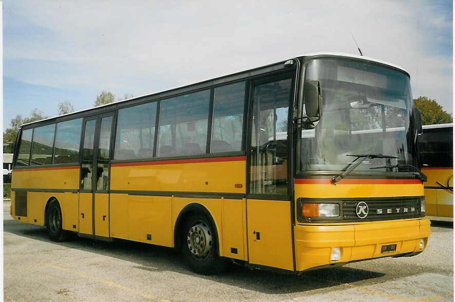 (071'415) - PTT-Regie - P 25'014 - Setra am 3. Oktober 2004 in Yverdon, Garage