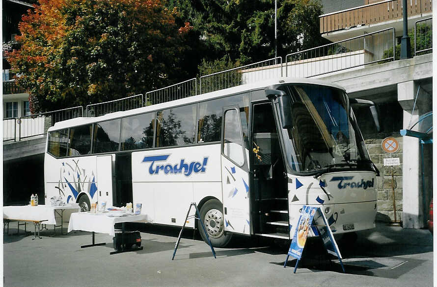 (071'816) - Trachsel, Adelboden - BE 142'585 - Bova am 7. Oktober 2004 beim Autobahnhof Adelboden