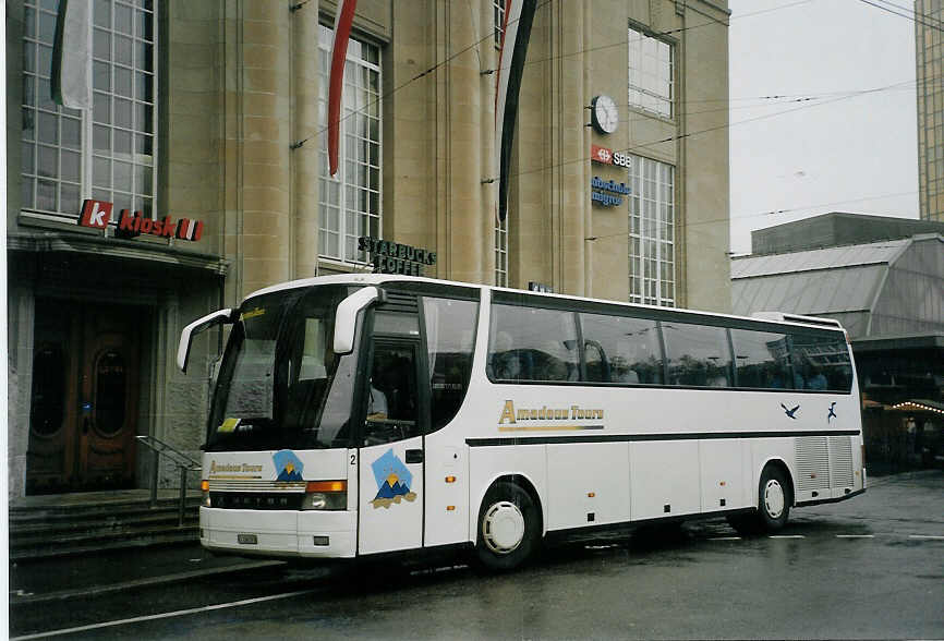 (071'923) - Amadeus, Visp - Nr. 2/VS 196'099 - Setra am 11. Oktober 2004 beim Bahnhof St. Gallen