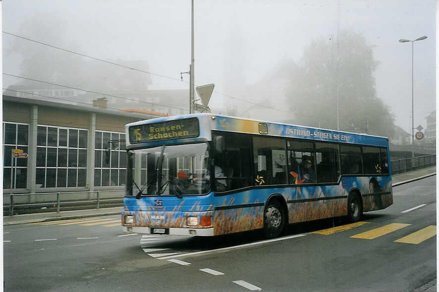 (072'016) - VBH Herisau - Nr. 2/AR 20'556 - MAN am 11. Oktober 2004 beim Bahnhof Herisau