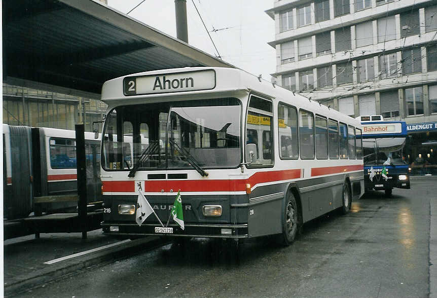 (072'034) - VBSG St. Gallen - Nr. 216/SG 141'216 - Saurer/Hess am 11. Oktober 2004 beim Bahnhof St. Gallen