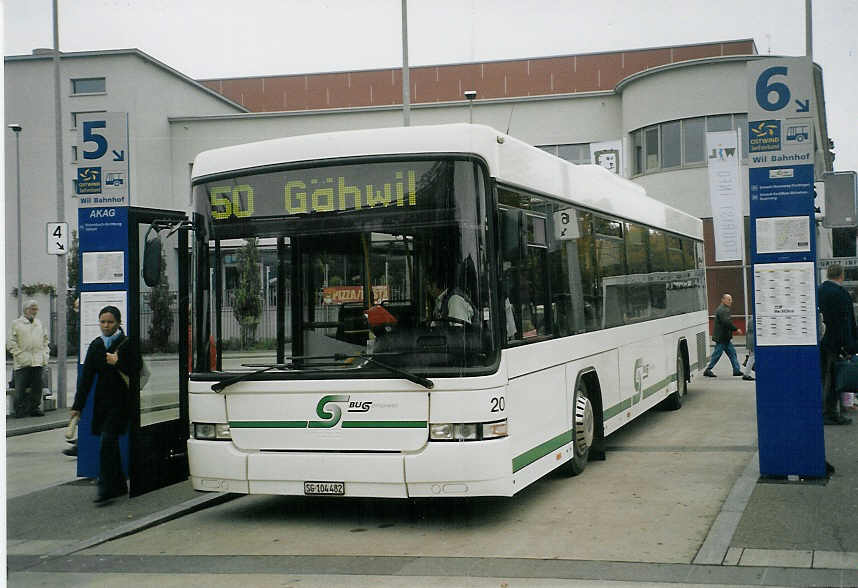 (072'117) - BOS Wil - Nr. 20/SG 104'482 - Volvo/Hess am 11. Oktober 2004 beim Bahnhof Wil