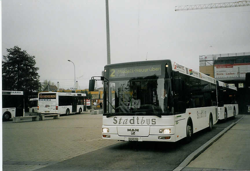 (072'127) - Wick, Wil - Nr. 5/SG 245'705 - MAN/Gppel am 11. Oktober 2004 beim Bahnhof Wil