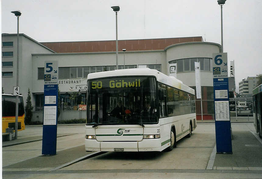 (072'132) - BOS Wil - Nr. 22/SG 143'903 - Volvo/Hess am 11. Oktober 2004 beim Bahnhof Wil