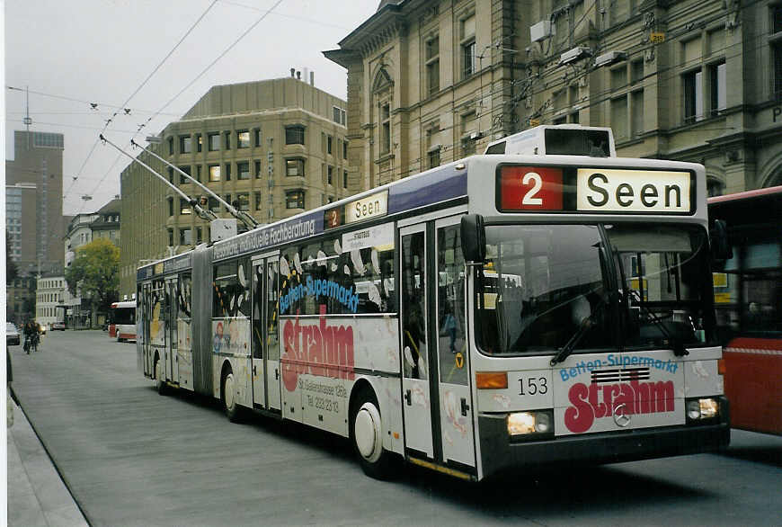 (072'201) - SW Winterthur - Nr. 153 - Mercedes Gelenktrolleybus am 11. Oktober 2004 beim Hauptbahnhof Winterthur