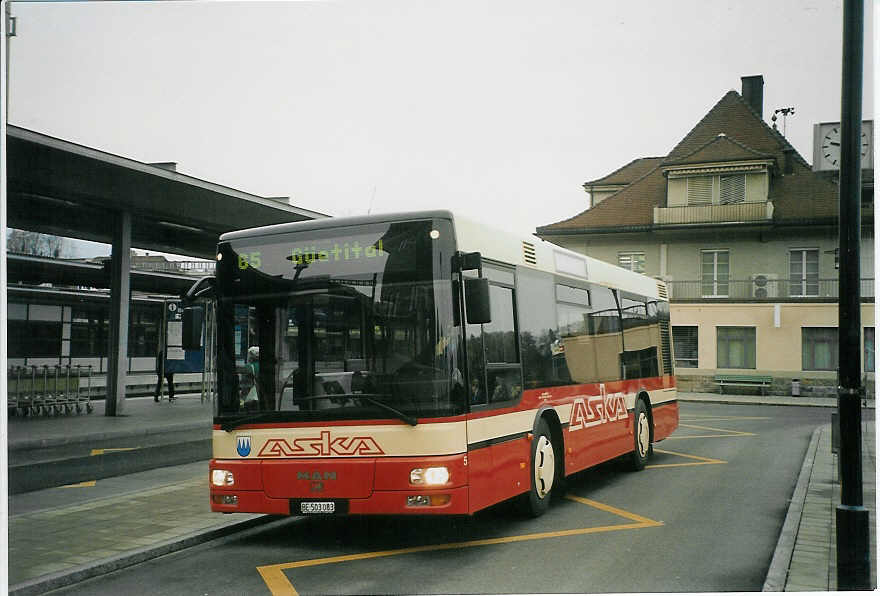 (072'828) - ASKA Aeschi - Nr. 5/BE 503'083 - MAN am 29. November 2004 beim Bahnhof Spiez