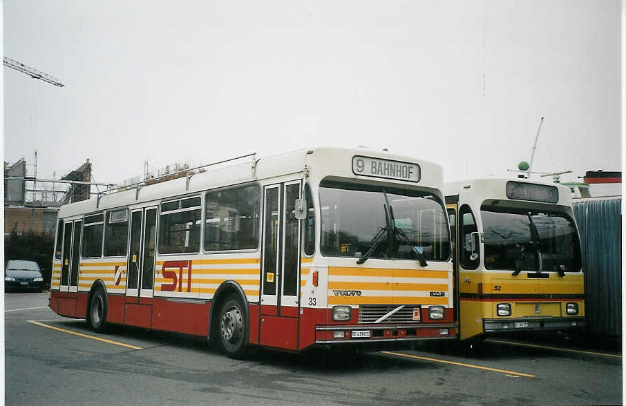 (072'919) - STI Thun - Nr. 33/BE 419'033 - Volvo/R&J (ex SAT Thun Nr. 33) am 11. Dezember 2004 bei der Schifflndte Thun