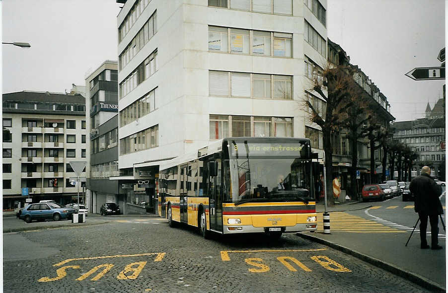 (073'114) - STI Thun - Nr. 99/BE 577'099 - MAN am 12. Dezember 2004 beim Bahnhof Thun