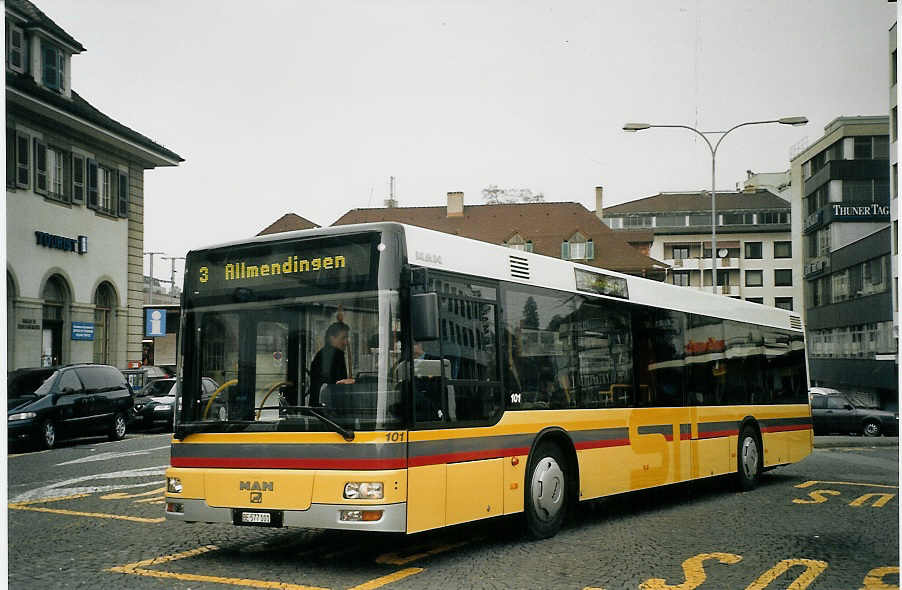 (073'121) - STI Thun - Nr. 101/BE 577'101 - MAN am 12. Dezember 2004 beim Bahnhof Thun