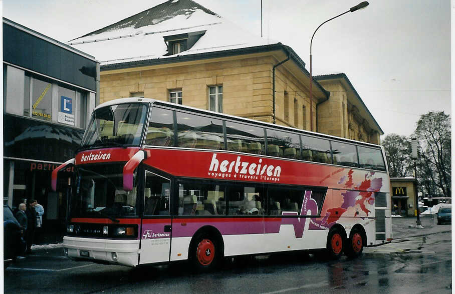 (073'513) - Hertzeisen, Glovelier - NE 79'340 - Setra am 1. Januar 2005 beim Bahnhof La Chaux-de-Fonds