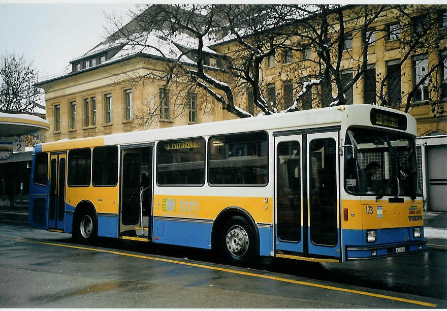 (073'518) - TC La Chaux-de-Fonds - Nr. 173/NE 29'136 - Volvo/Lauber am 1. Januar 2005 beim Bahnhof La Chaux-de-Fonds