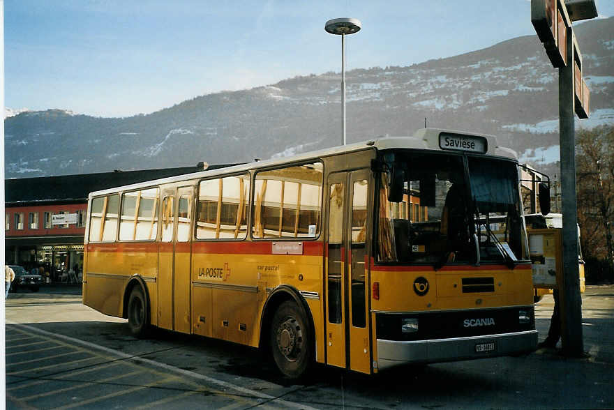 (073'624) - Dubuis, Savise - VS 16'013 - Scania/Lauber am 1. Januar 2005 beim Bahnhof Sion