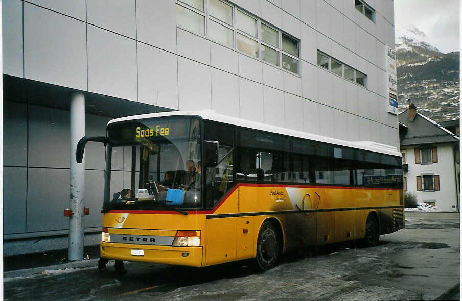 (073'629) - PostAuto Oberwallis - VS 241'979 - Setra am 1. Januar 2005 in Visp, Postautostation