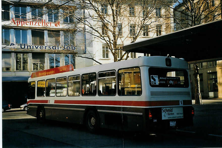 (073'829) - VBSG St. Gallen - Nr. 218/SG 141'218 - Saurer/Hess am 8. Januar 2005 beim Bahnhof St. Gallen