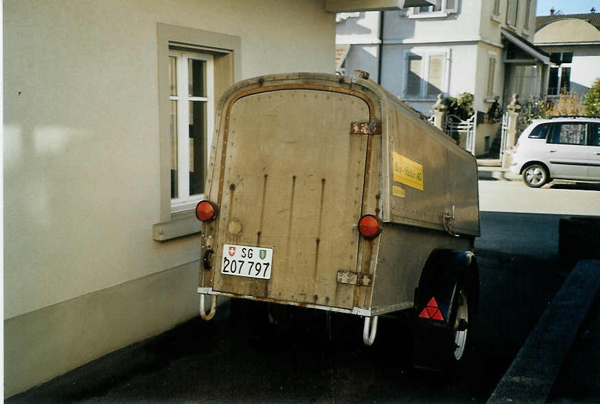 (073'836) - Bus-Halter, Wil - SG 207'797 - Krapf Gepckanhnger am 8. Januar 2005 in Wil, Garage WilMobil