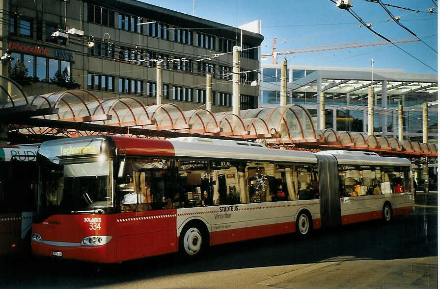 (073'915) - SW Winterthur - Nr. 334/ZH 730'334 - Solaris am 8. Januar 2005 beim Hauptbahnhof Winterthur