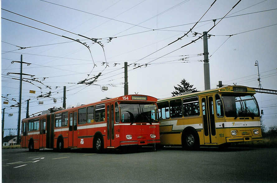 (074'219) - TN Neuchtel - Nr. 154 (ex Nr. 54) + Nr. 151 (ex Nr. 51) - FBW/Hess Gelenktrolleybusse am 16. Januar 2005 in Marin, Dpt