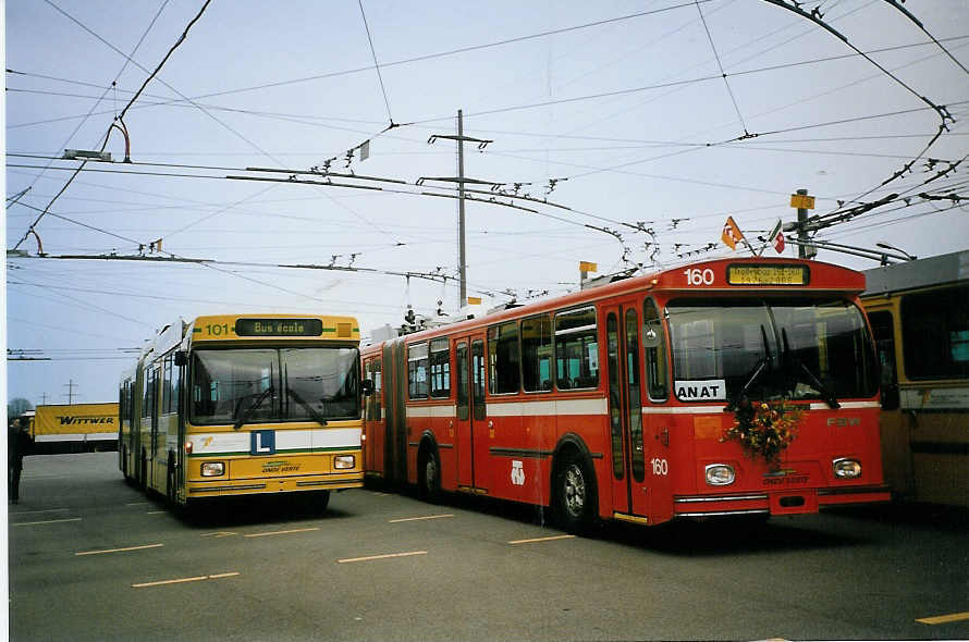 (074'235) - TN Neuchtel - Nr. 101 - NAW/Hess + Nr. 160 (ex Nr. 60) - FBW/Hess Gelenktrolleybusse am 16. Januar 2005 in Marin, Dpt