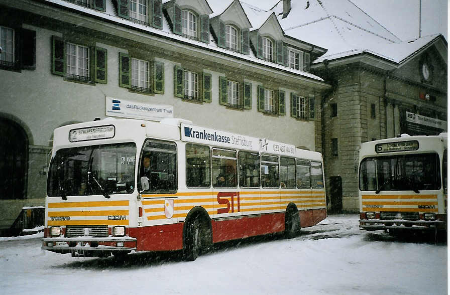 (074'312) - STI Thun - Nr. 31/BE 419'031 - Volvo/R&J (ex SAT Thun Nr. 31) am 23. Januar 2005 beim Bahnhof Thun