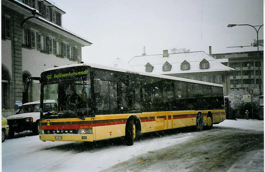 (074'324) - STI Thun - Nr. 79/BE 285'779 - Setra am 23. Januar 2005 beim Bahnhof Thun