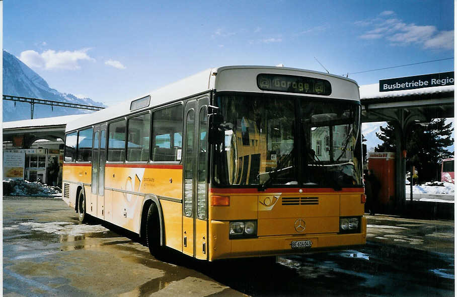 (074'409) - PostAuto Berner Oberland - BE 614'043 - Mercedes/R&J (ex P 25'326) am 6. Februar 2005 beim Bahnhof Interlaken West