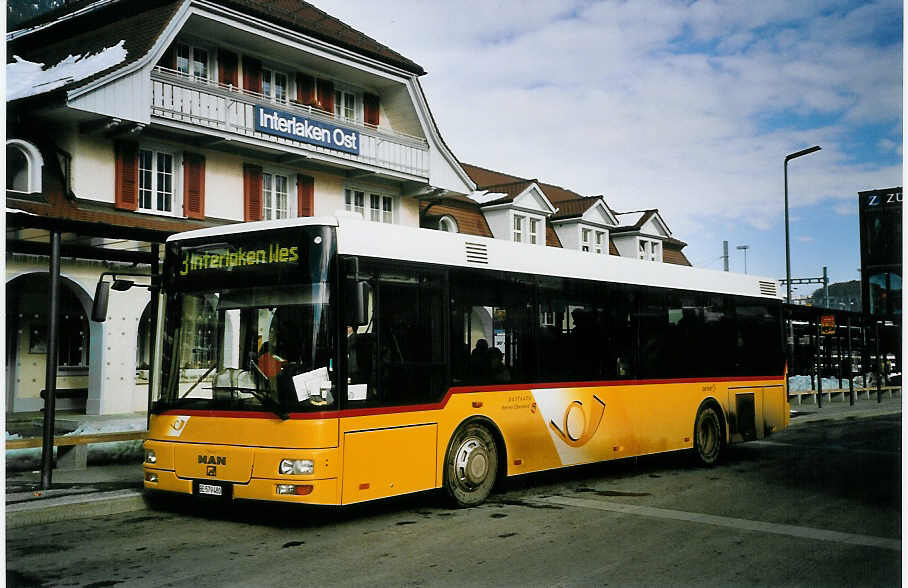 (074'414) - PostAuto Berner Oberland - BE 579'480 - MAN/Gppel (ex P 23'031) am 6. Februar 2005 beim Bahnhof Interlaken Ost