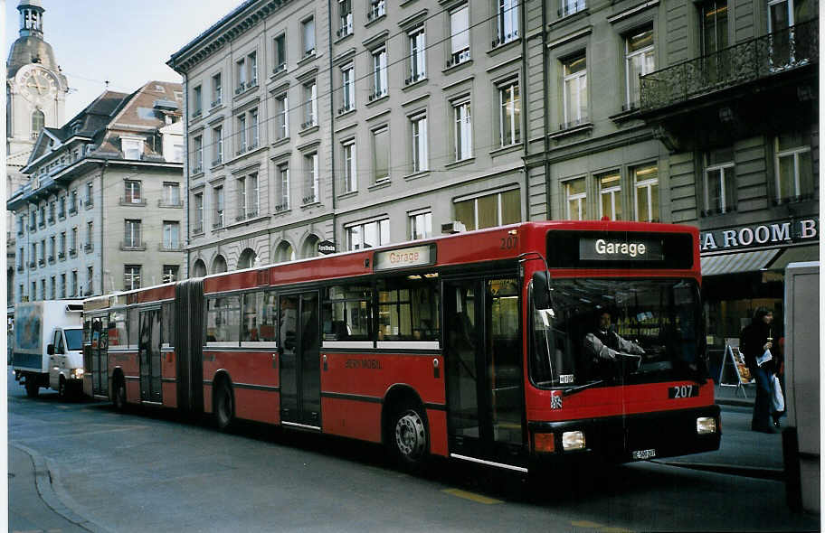 (074'427) - Bernmobil, Bern - Nr. 207/BE 500'207 - MAN am 10. Februar 2005 beim Bahnhof Bern