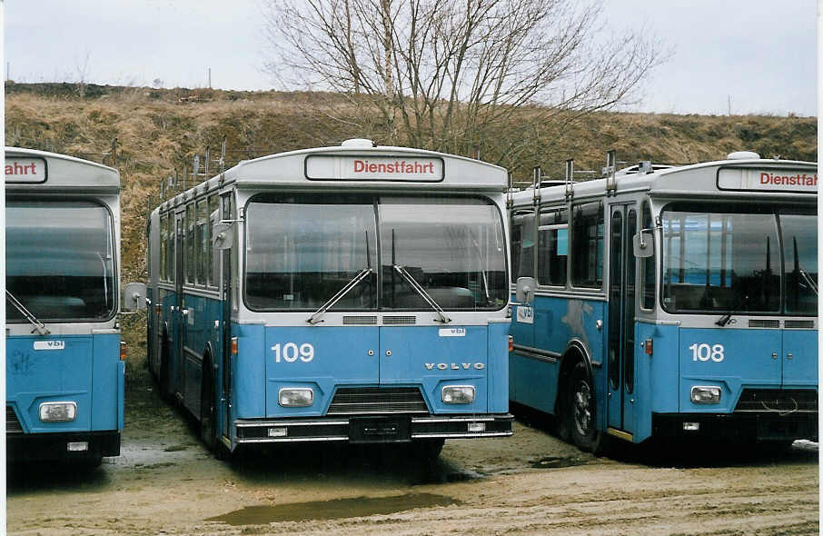 (074'714) - VBL Luzern - Nr. 109 - Volvo/Hess am 12. Februar 2005 beim Bahnhof Courtepin