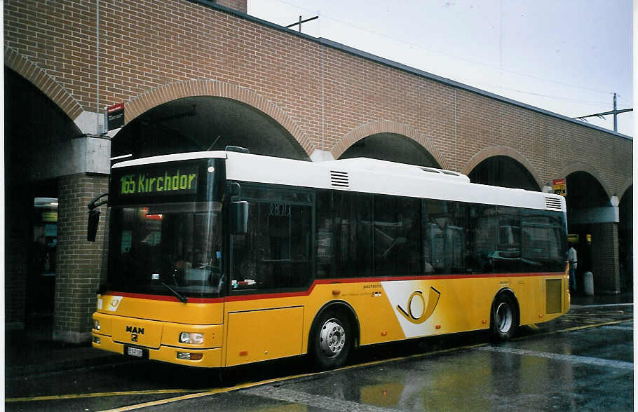 (074'727) - Lengacher, Mnsingen - Nr. 3/BE 547'388 - MAN/Gppel am 12. Februar 2005 beim Bahnhof Mnsingen