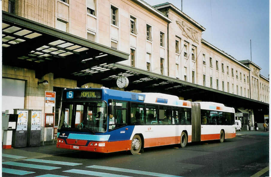 (074'830) - TPG Genve - Nr. 384/GE 96'477 - Volvo am 24. Februar 2005 beim Bahnhof Genve