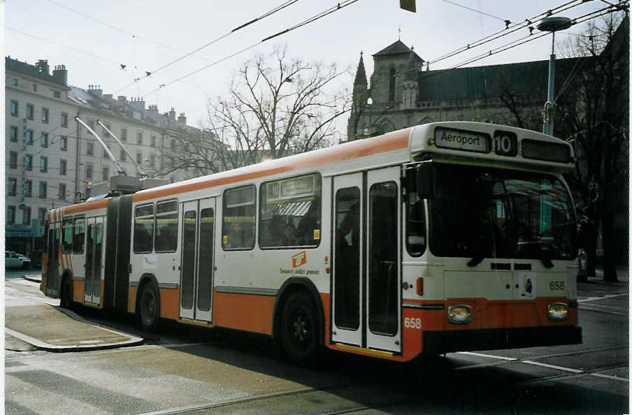 (074'909) - TPG Genve - Nr. 658 - Saurer/Hess Gelenktrolleybus am 24. Februar 2005 beim Bahnhof Genve