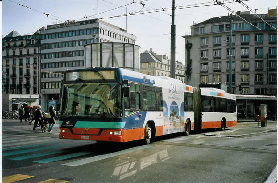 (074'916) - TPG Genve - Nr. 327/GE 96'702 - Volvo am 24. Februar 2005 beim Bahnhof Genve