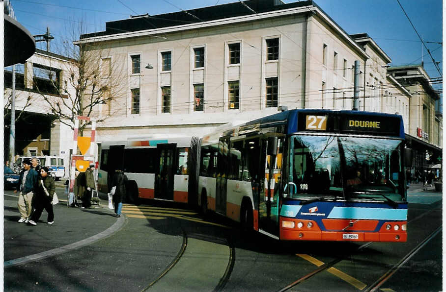 (074'923) - TPG Genve - Nr. 338/GE 96'562 - Volvo am 24. Februar 2005 beim Bahnhof Genve