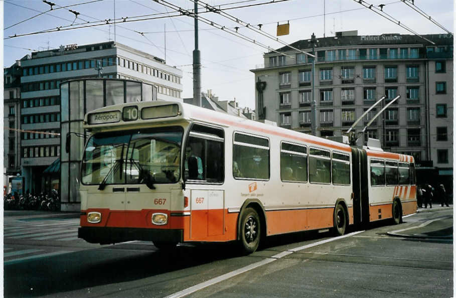 (074'925) - TPG Genve - Nr. 667 - Saurer/Hess Gelenktrolleybus am 24. Februar 2005 beim Bahnhof Genve